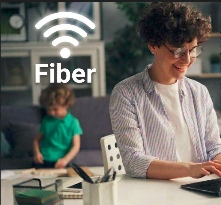 Familia feliz disfrutando de internet de alta velocidad